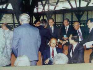 foto_1_Bapak_(_jas_hitam_membelakangi_kamera_)_mendatangi_oom_Beni_seusai_Pidato_Ilmiah_DrHC